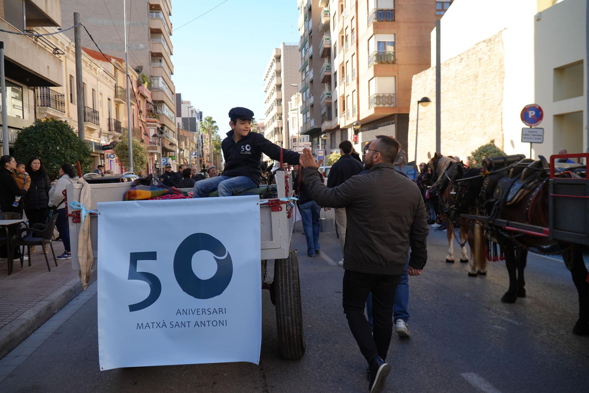 Carros y caballos llenan las calles de Vila-real por Sant Antoni