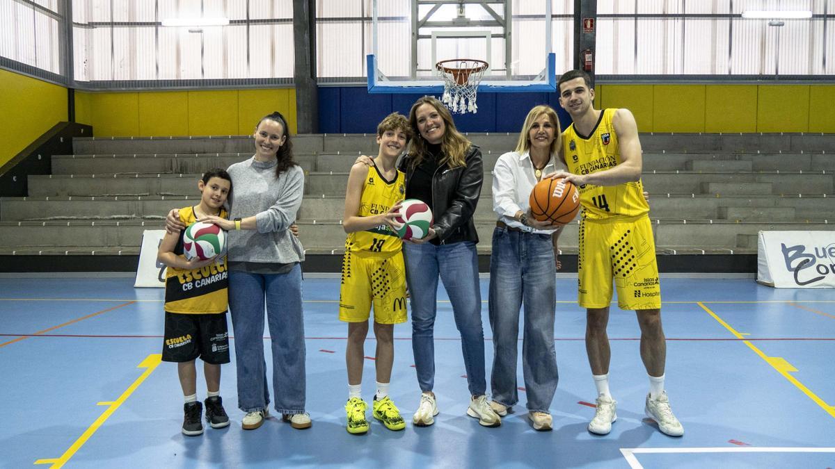 Liliana, Yasmina y Yolanda, con sus hijos canaristas.