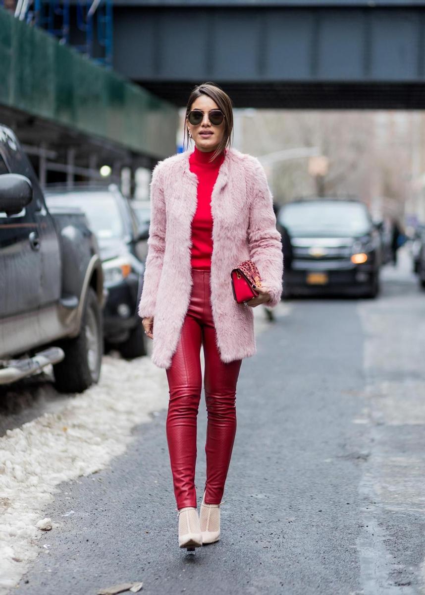 Combinaciones en rojo y rosa: look tricolor