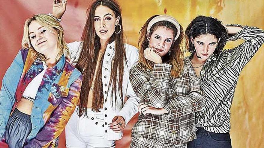 Las Hinds: Amber Grimbergen, Ana GarcÃ­a, Carlotta Cosials y Ade MartÃ­n.