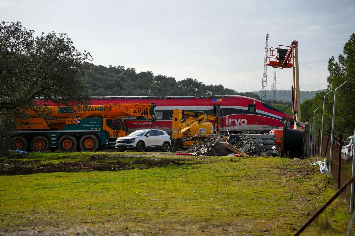 Trabajos de rescate de los convoyes de trenes accidentados en la zona del suceso en Adamuz (Córdoba). A 22 de enero de 2026, Adamuz, Córdoba (Andalucía, España).La Guardia Civil mantiene este jueves la búsqueda para localizar a dos personas que viajaban en los trenes accidentados en Adamuz (Córdoba), unas labores que abarca desde los amasijos de hierro y restos de los coches siniestrados a las zonas aledañas a las vías. Fuentes conocedoras del dispositivo de búsqueda consultadas por Europa Press han señalado que en la primera inspección en los trenes, tanto en el Iryo como en el Alvia, no se había logrado hallar a estas dos personas que faltan para completar el listado de las 45 denuncias de desaparecidos. 22 ENERO 2026 Francisco J. Olmo / Europa Press 22/01/2026. Francisco J. Olmo