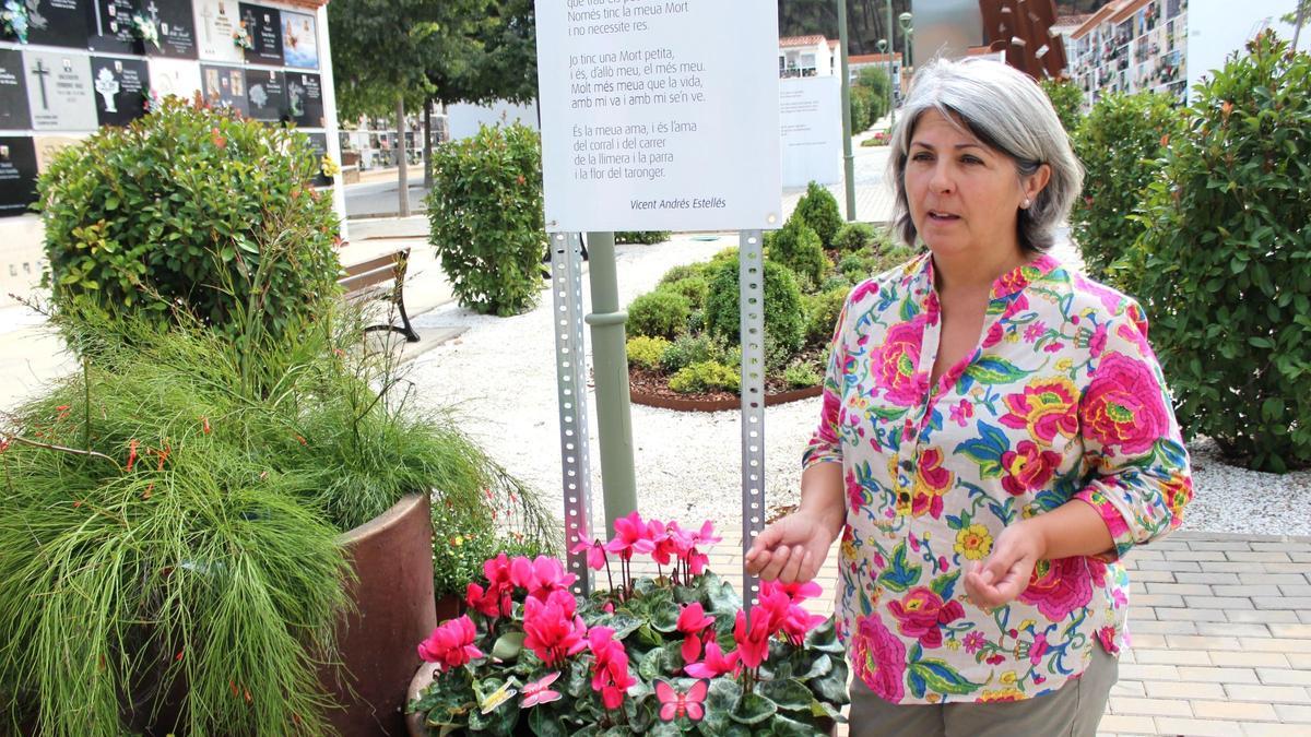 La regidora de Cementerio de Ontinyent, Helena Gandia, en el camposanto.