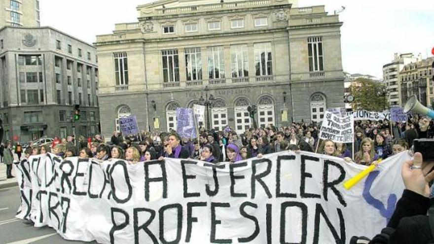 Los manifestantes, a su paso por delante del teatro Campoamor.