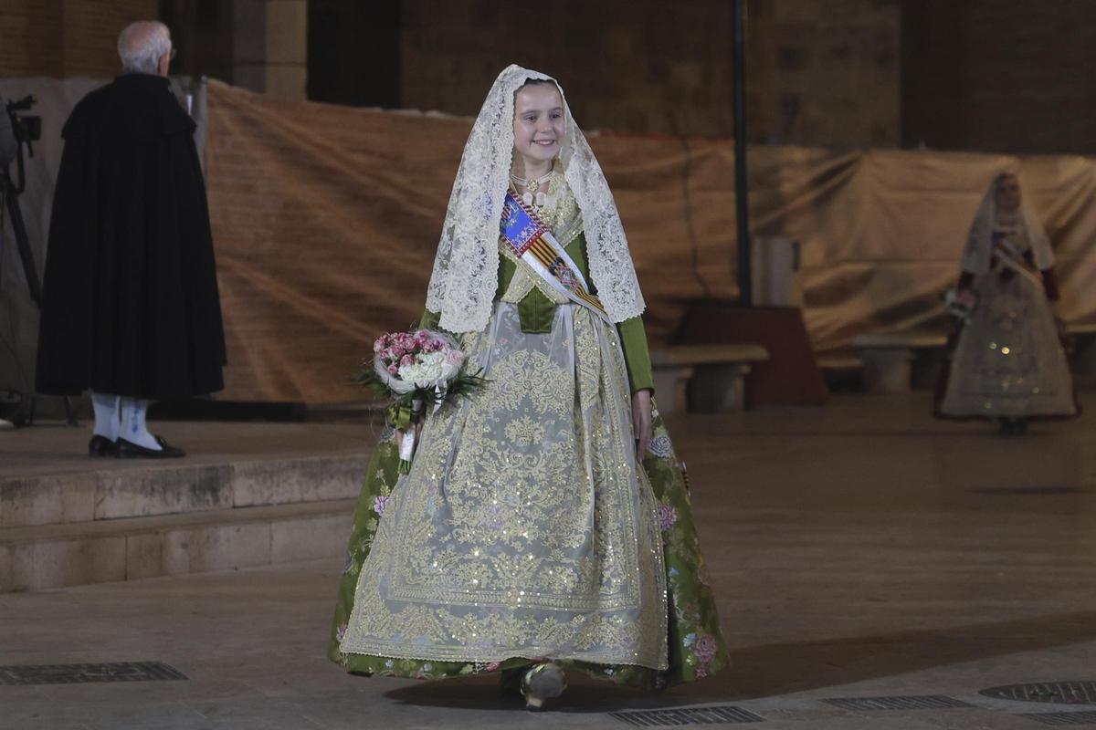 La emoción de Marta Mercader ante la Virgen cierra el primer día de la Ofrenda La emoción de Marta Mercader ante la Virgen cierra el primer día de la Ofrenda
