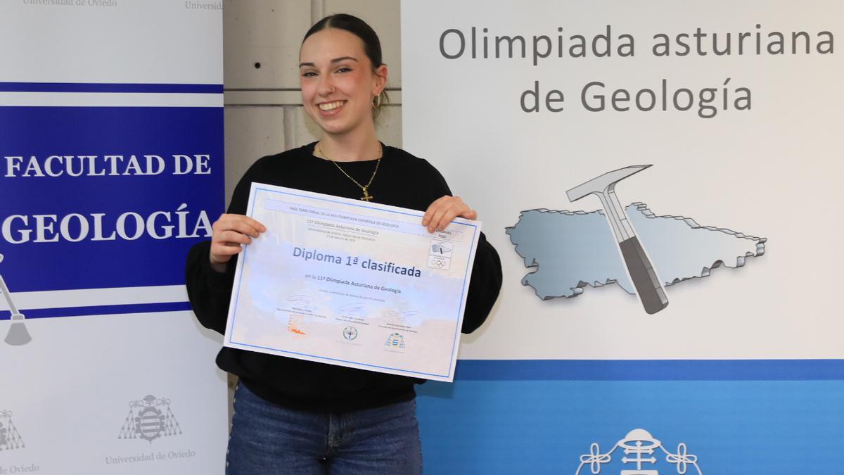 Coral Garrido, con su diploma de ganadora.