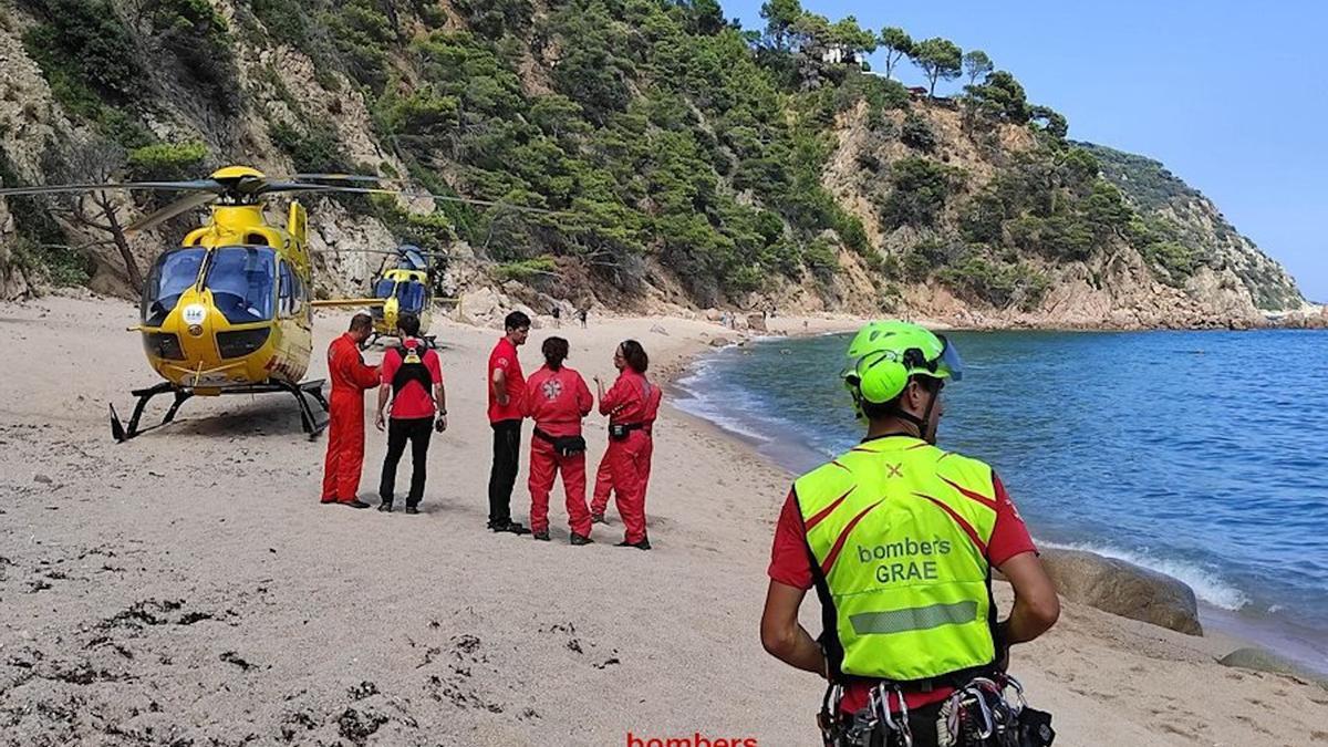 Dispositiu de rescat d&#039;un home que ha caigut pel camí d&#039;accés a una cala de Santa Cristina d&#039;Aro