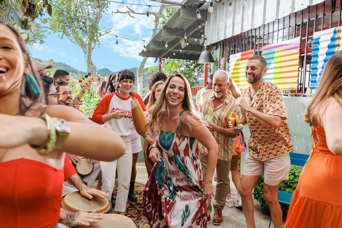 La música y el baile en Puerto Rico se sienten como una celebración vibrante, apasionada y constante, profundamente arraigada en la identidad cultural de la isla. Es un ambiente que se describe como una mezcla de energía, alegría y "puro flow boricua", donde la rumba y la música en vivo convierten cualquier momento en una fiesta