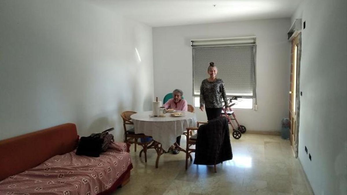 Ylda, de 87 años, y su hija Dolores, en el piso inacabado que habitan y tienen limpísimo.
