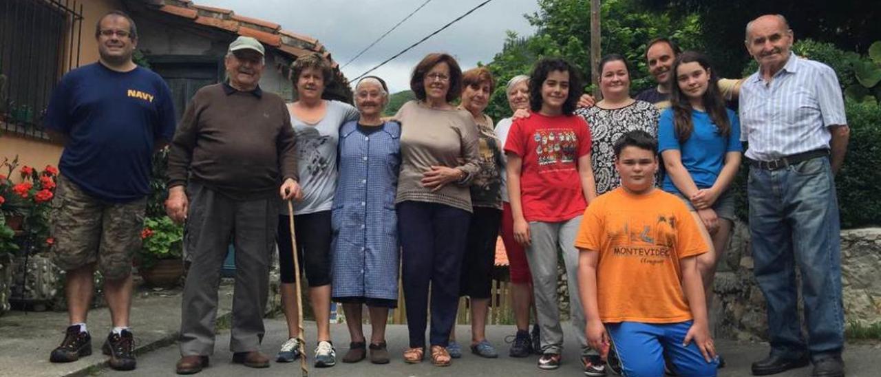 Pablo Sánchez, Amador Sánchez, Rosa Sierra, Leonor de la Roz, &quot;La Pastorina&quot;, Emilia González, Feli González, Rocío Esteban, Silvia Pinín, Francisco Javier Esteban, Lisia Esteban, Emilio Peñayos y, delante, Juan Esteban, en El Cantón de Tornín.