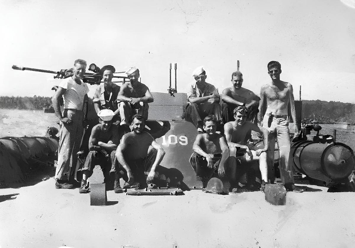 JFK, de pie y sin camisa a la derecha, junto a parte de su tripulación de la lancha torpedera P109 en el Pacífico durante la II Guerra Mundial.