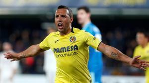 GRAF4409  VILA-REAL  CASTELLON   03 01 2019 - El centrocampista del Villarreal Santiago Cazorla celebra su segundo gol  y segundo del equipo ante el Real Madrid  durante el partido aplazado de la jornada 17 de Liga en Primera Division que se disputa esta noche en el estadio de la Ceramica  EFE Miguel Angel Polo