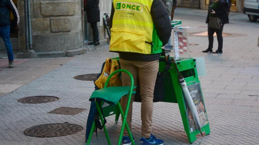 Un vendedor de la ONCE en Pontevedra. // R. Vázquez