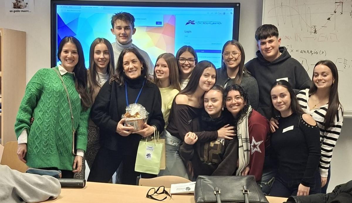 Los alumnos de Almassora entregaron una tradicional caldera a la profesora María Bordoy por su acogida en Bruselas.