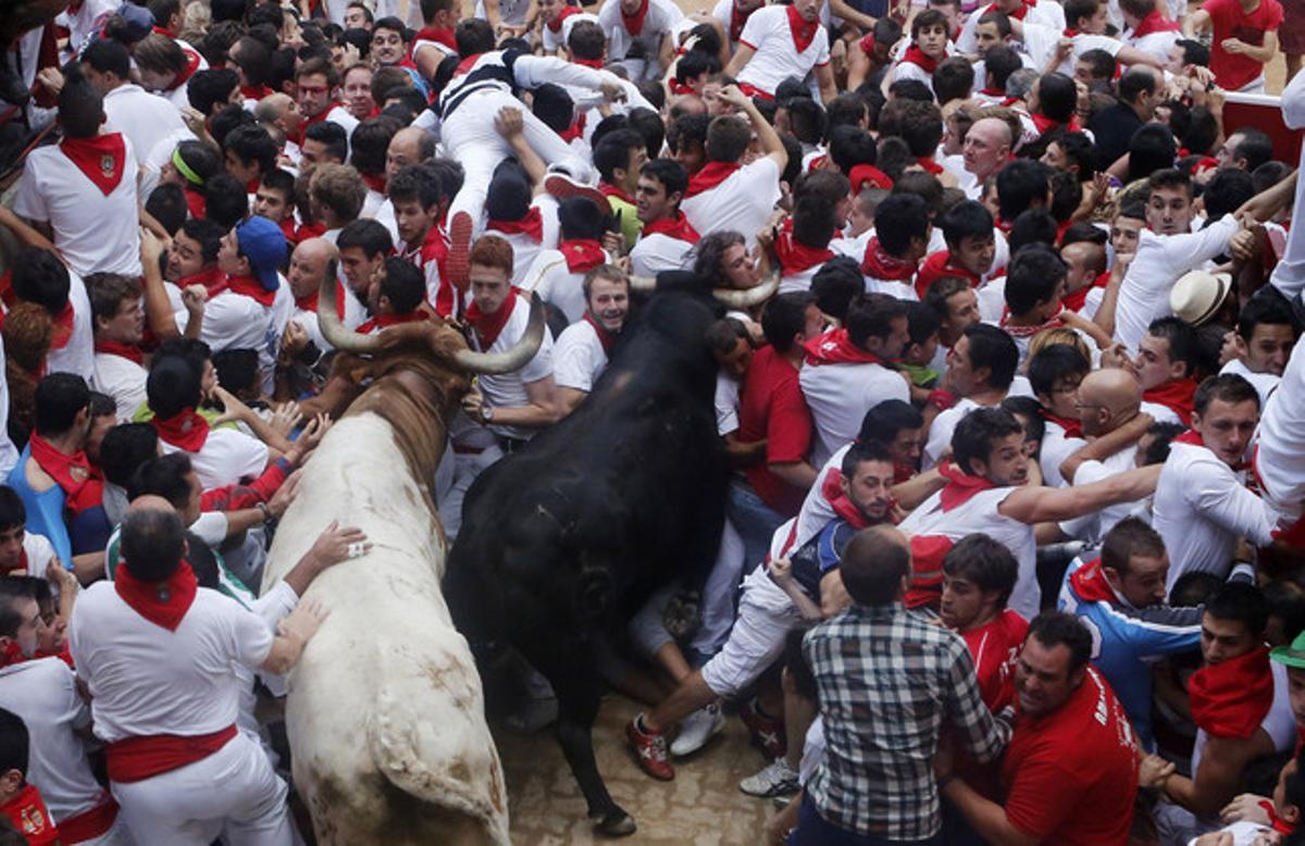 Imatge del tap que ha sorgit a l’entrada de la plaça.