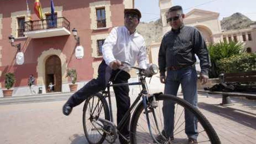 El alcalde montando una de las bicicletas clásicas, ayer.