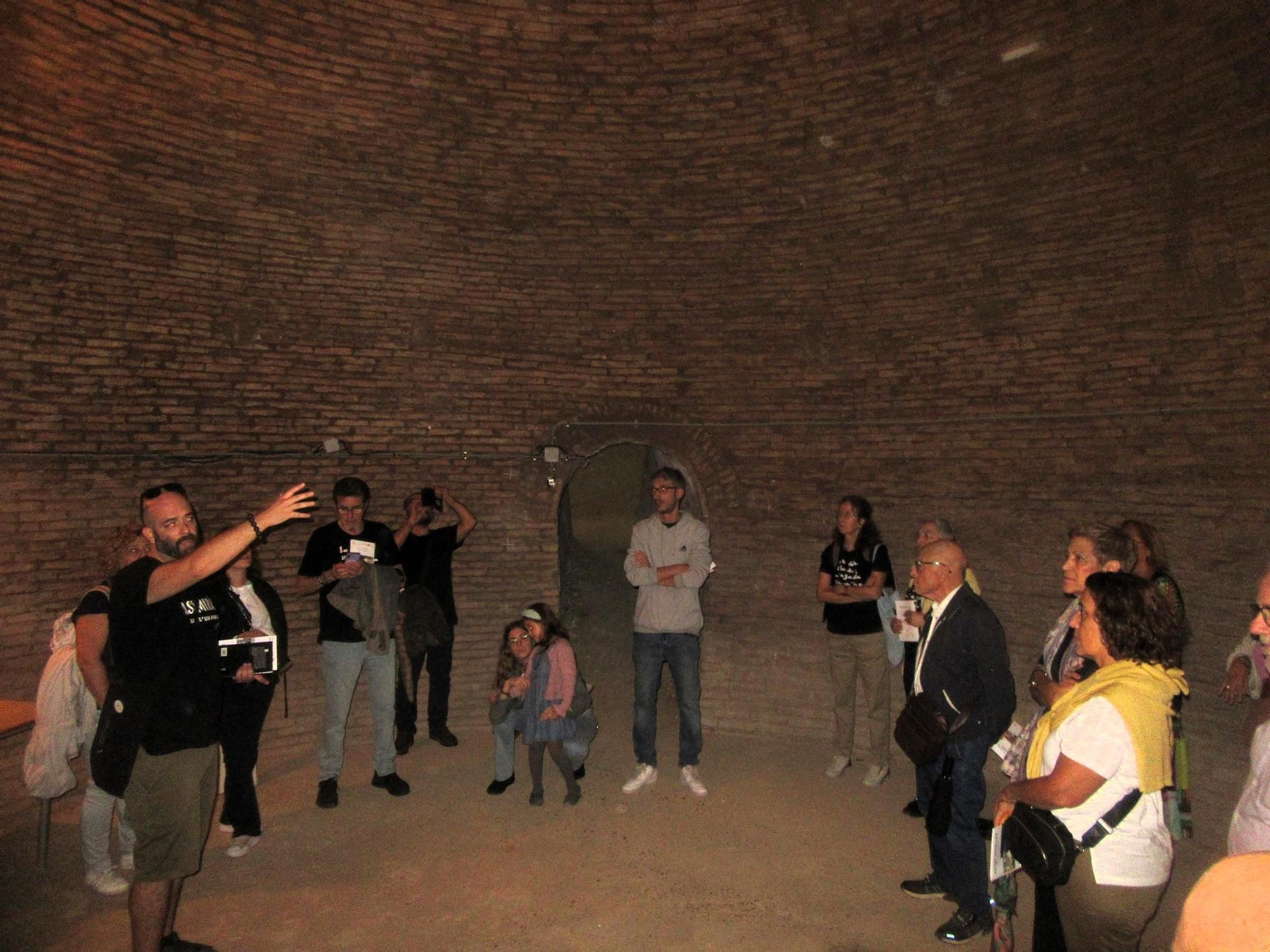 Visita al interior de un depósito de los Silos.