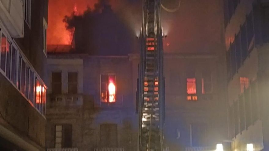 Un incendio arrasa un edificio del centro de Pontevedra: hay 18 realojados