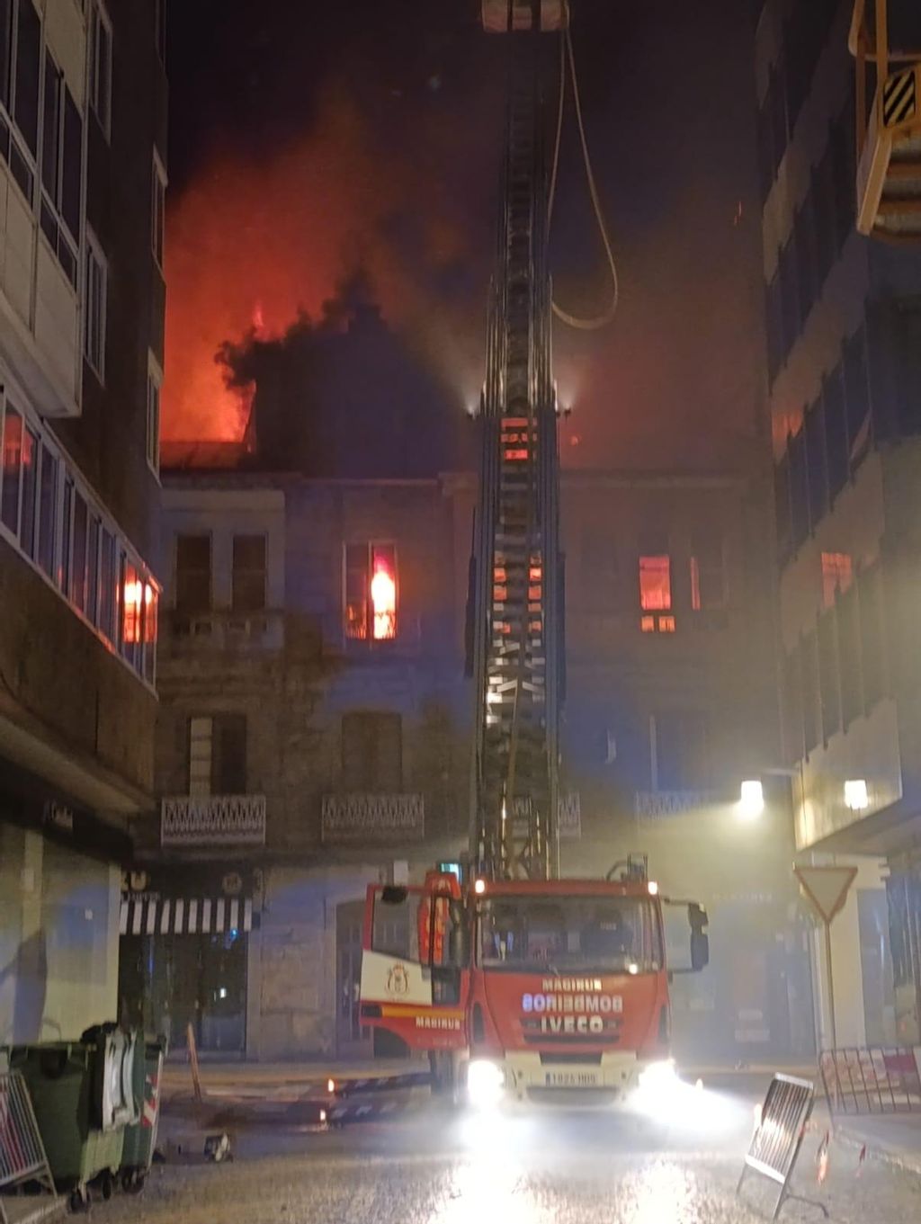 Un incendio arrasa un edificio del centro de Pontevedra: hay 18 realojados