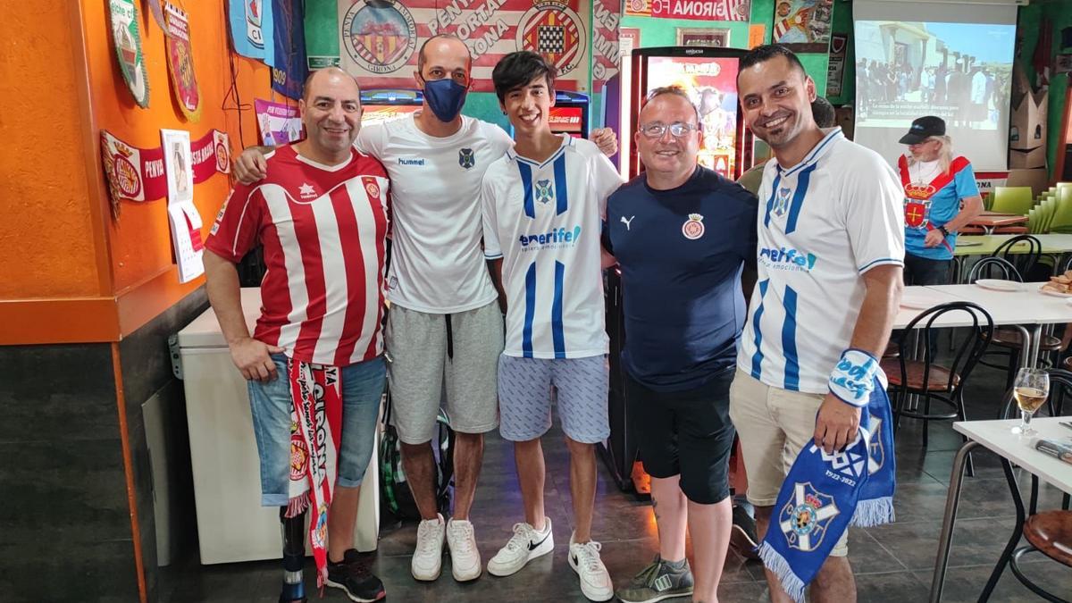 Aficionados del CD Tenerife asisten en Girona al partido de ascenso a Primera.