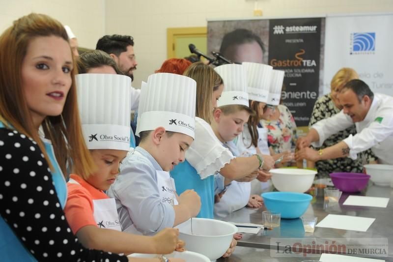 El chef Ángel León imparte en Murcia un taller de cocina para niños con autismo