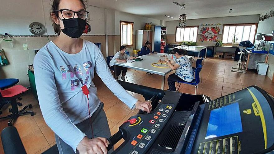 Una joven, en la cinta en medio de una clase. // Centro Juan María