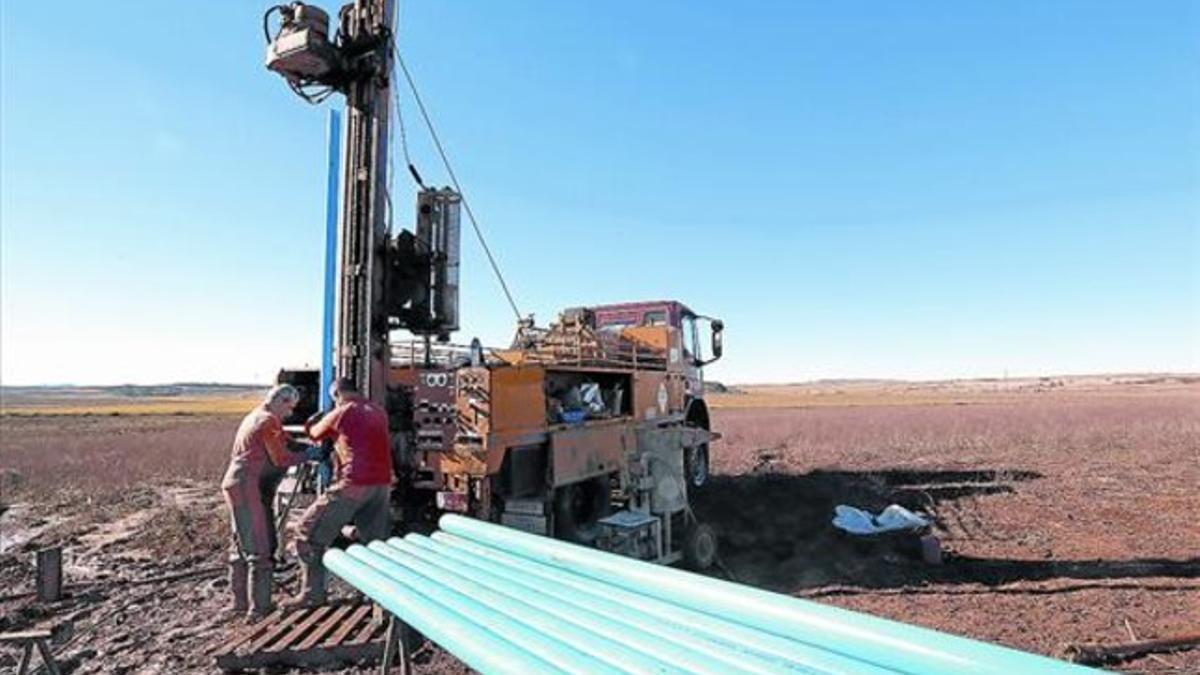 Dos empleados trabajan en las nuevas catas geológicas que lleva a cabo la empresa barcelonesa Aplus+ en los terrenos del ATC, ayer.