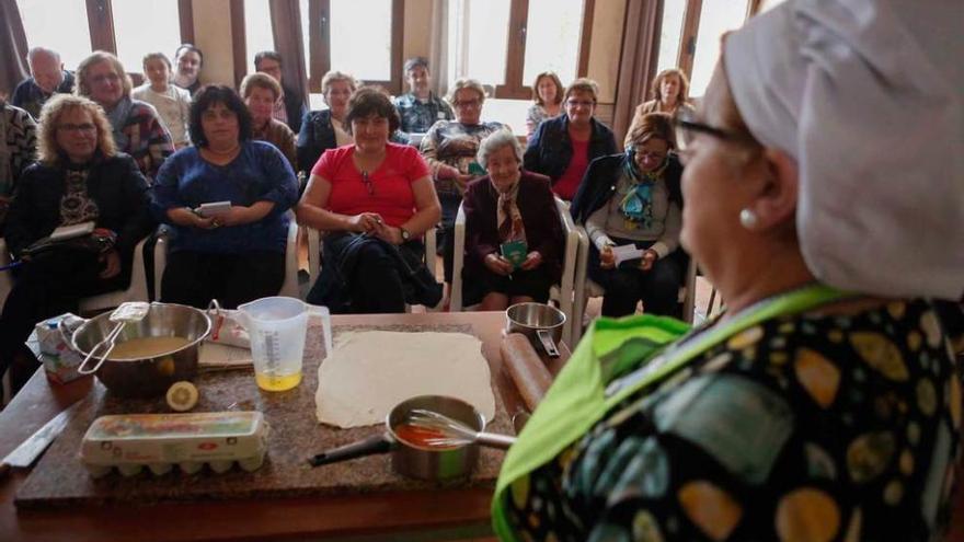 Treinta vecinos de San Martín de Laspra aprenden a cocinar en un curso