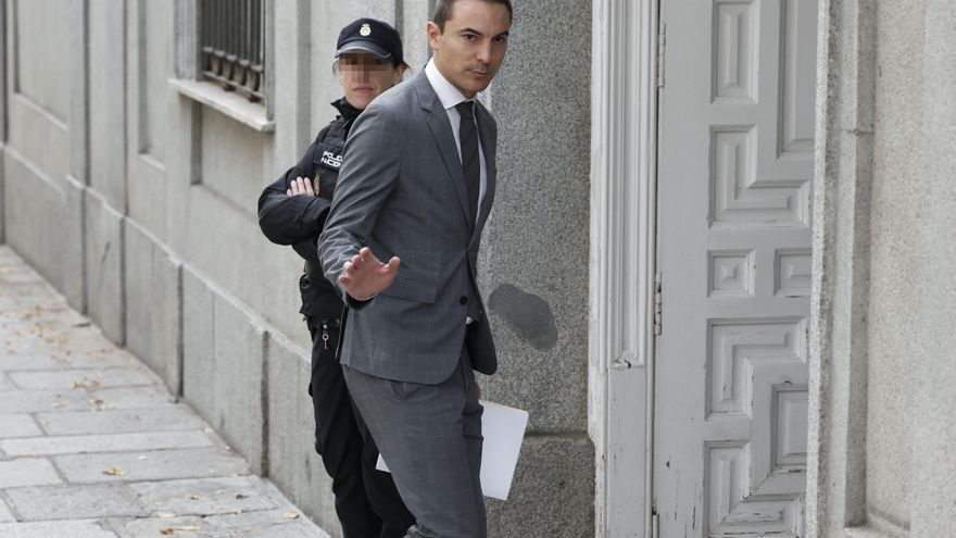 Cerco a Moncloa por el novio de Ayuso: el Supremo, pendiente del volcado del móvil de Lobato y del informe de la UCO para escalar la causa