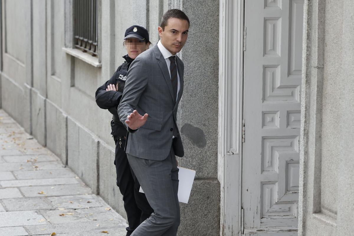 El ex secretario general del PSOE de Madrid, Juan Lobato, este viernes a su llegada al Supremo.