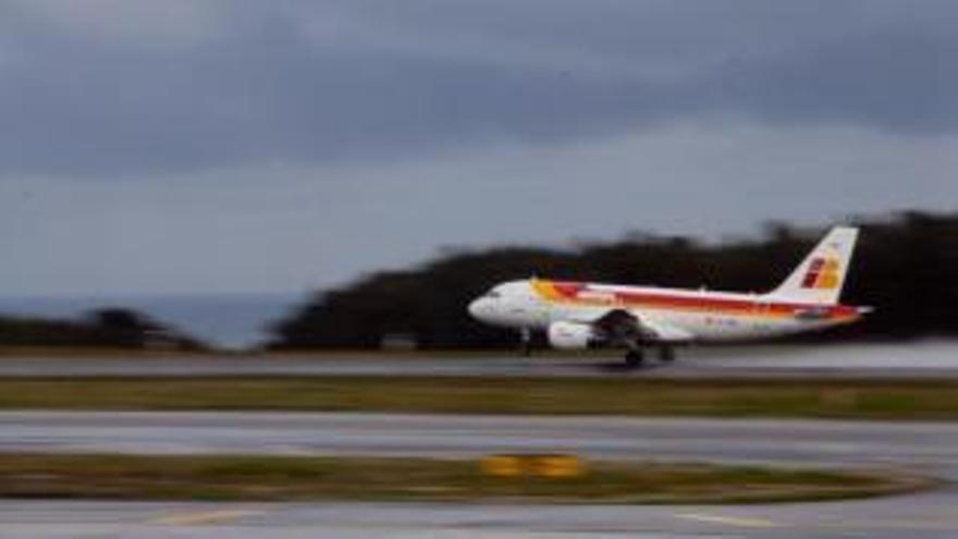 Un avión aterriza en el aeropuerto de Asturias.