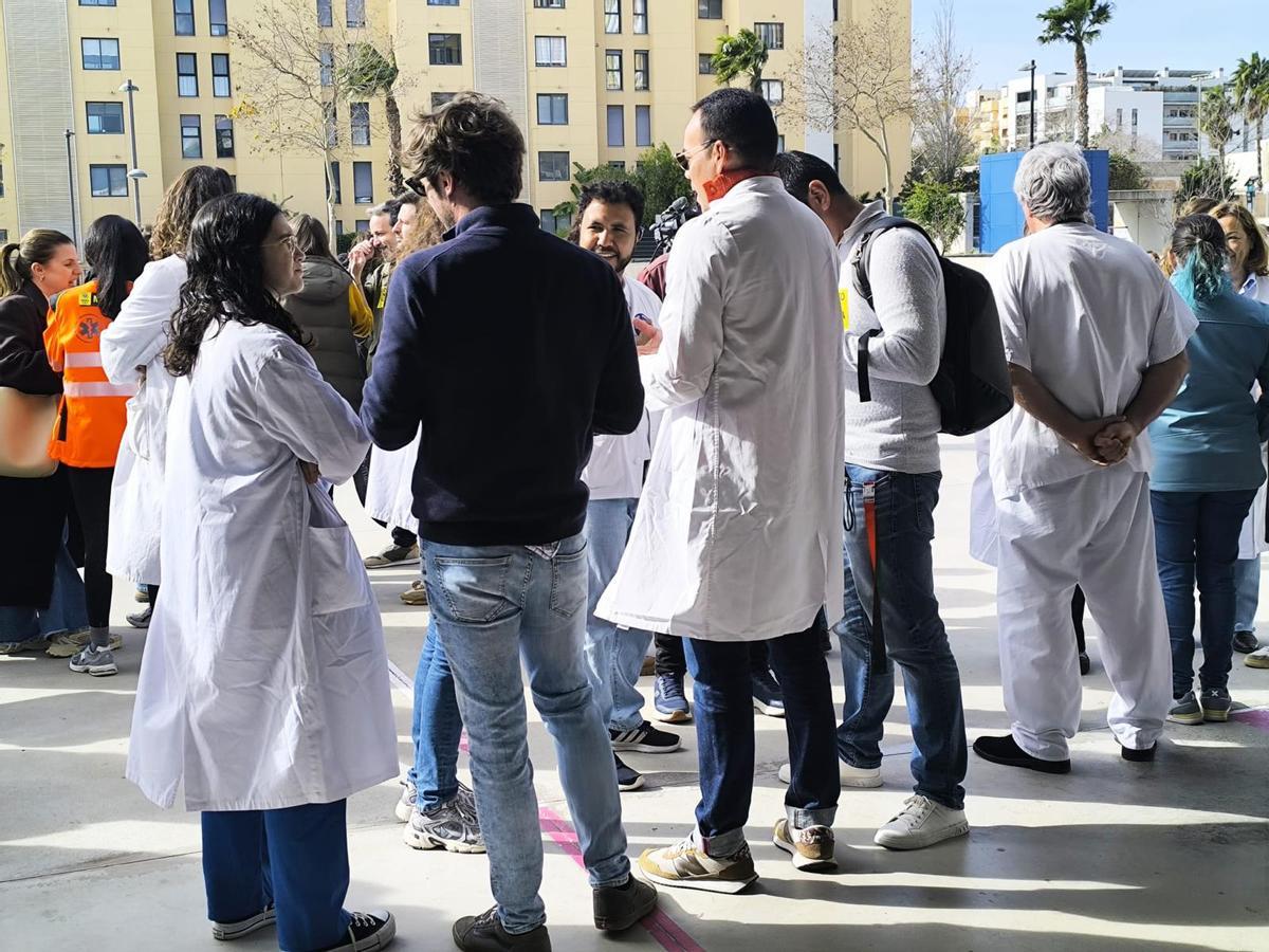 FOTO | Concentraciones de médicos en las puertas de los hospitales de Baleares contra el estatuto marco. FOTO | Concentraciones de médicos en las puertas de los hospitales de Baleares contra el estatuto marco.