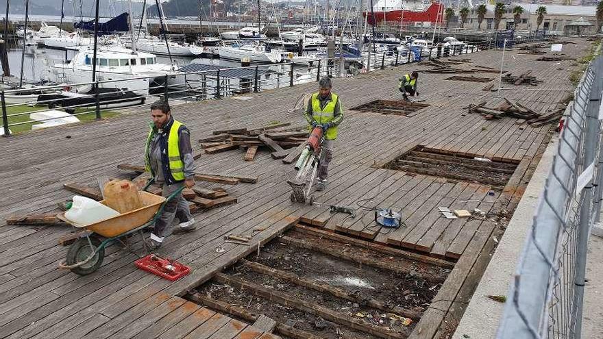 Las catas realizadas por el Puerto en As Avenidas se sucedían ayer. // Marta G. Brea