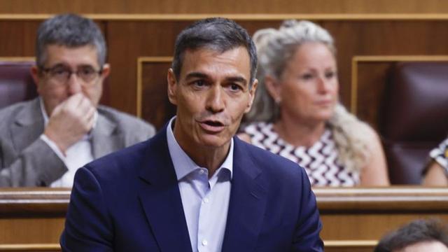 Pedro Sánchez, president del Govern (a dalt), i Alberto Núñez Feijóo, líder del PP, ahir al Congrés. | MARTA FERNÁNDEZ / EUROPA PRESS