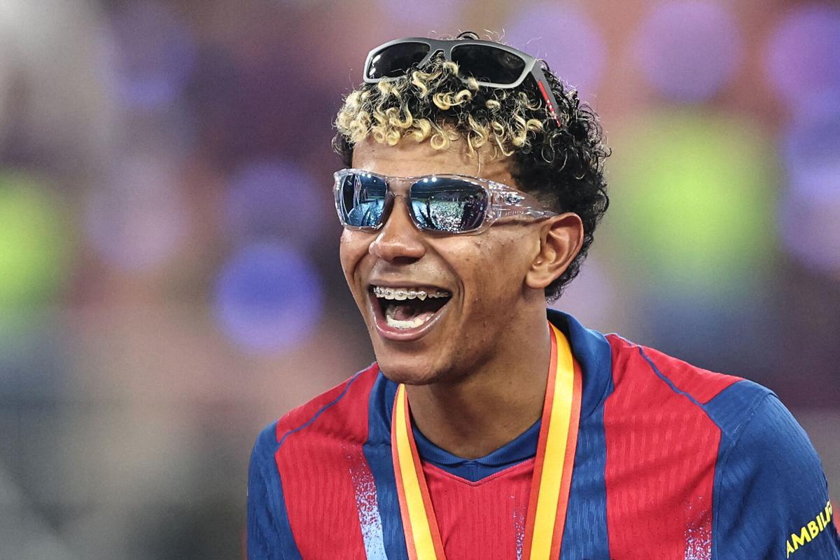 Lamine Yamal celebra la victoria en la final de la Supercopa.