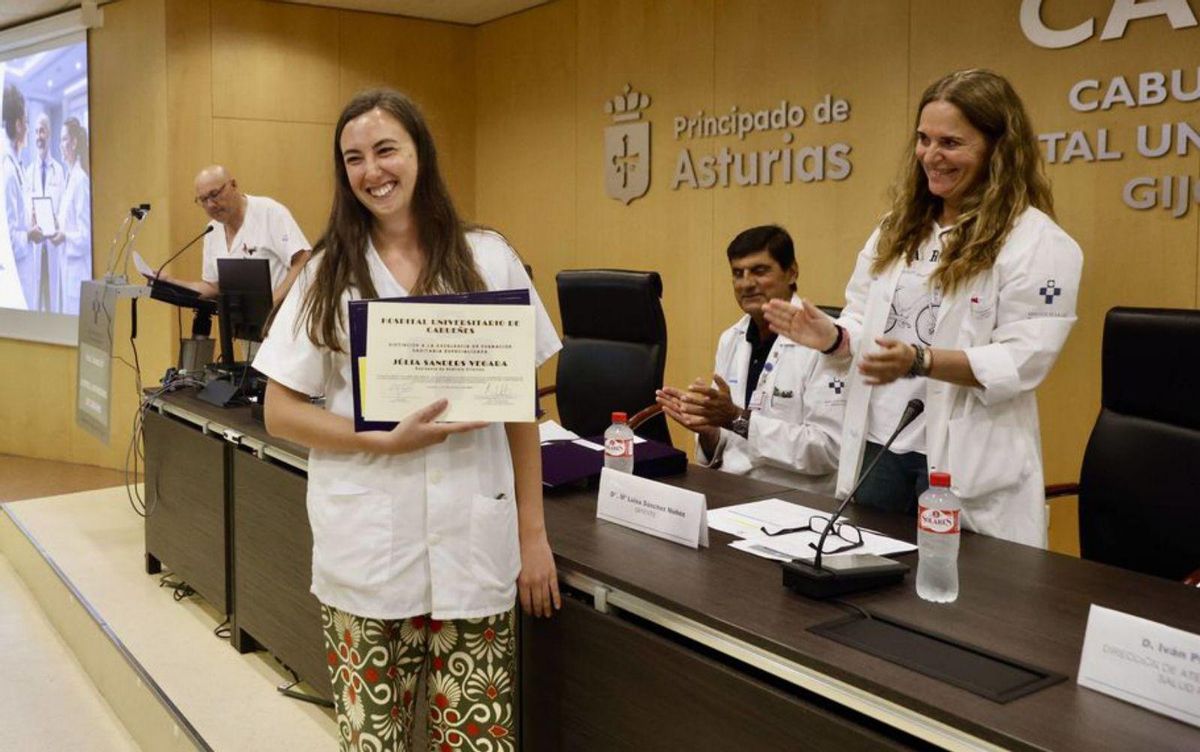 Cabueñes despide a 32 residentes y premia la "excelencia" de Júlia Sanders