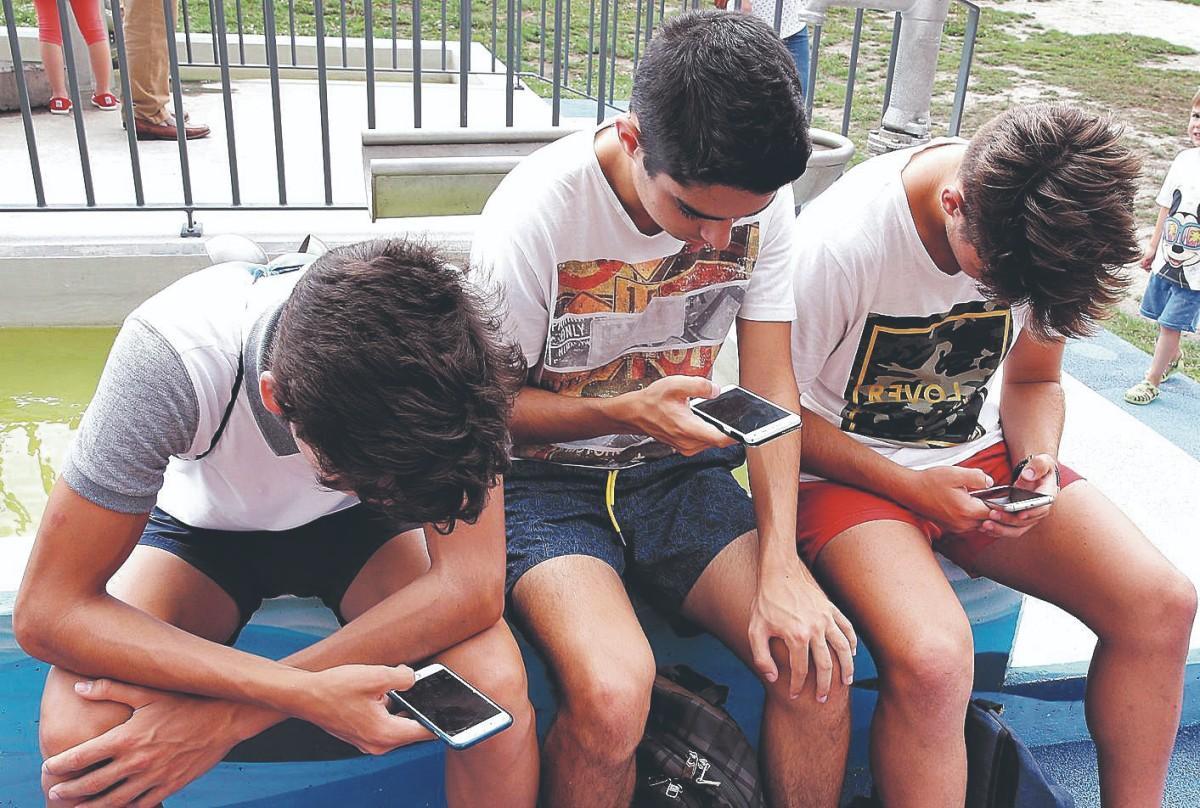 Un grupo de jóvenes jugando con el móvil