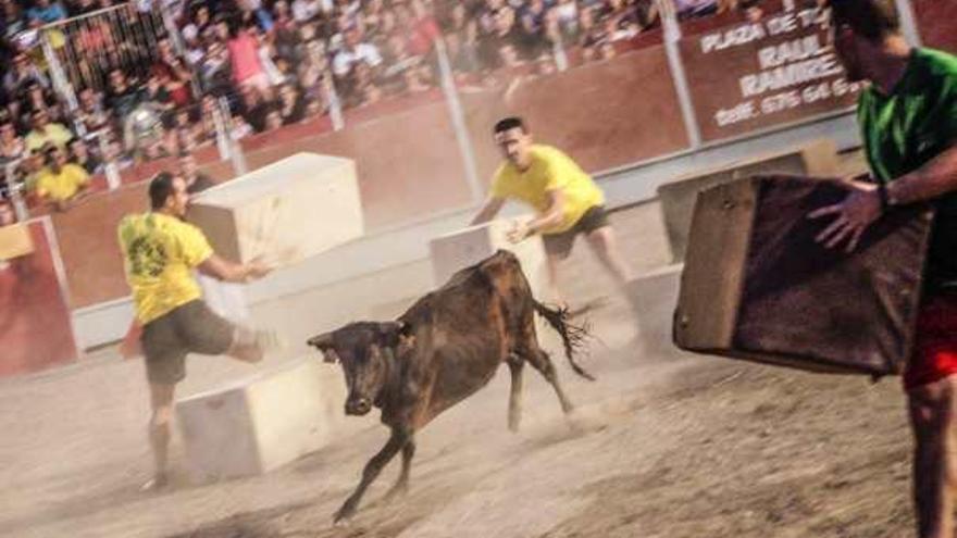 Los vecinos de Bigastro representan el programa Grand Prix en sus fiestas patronales.