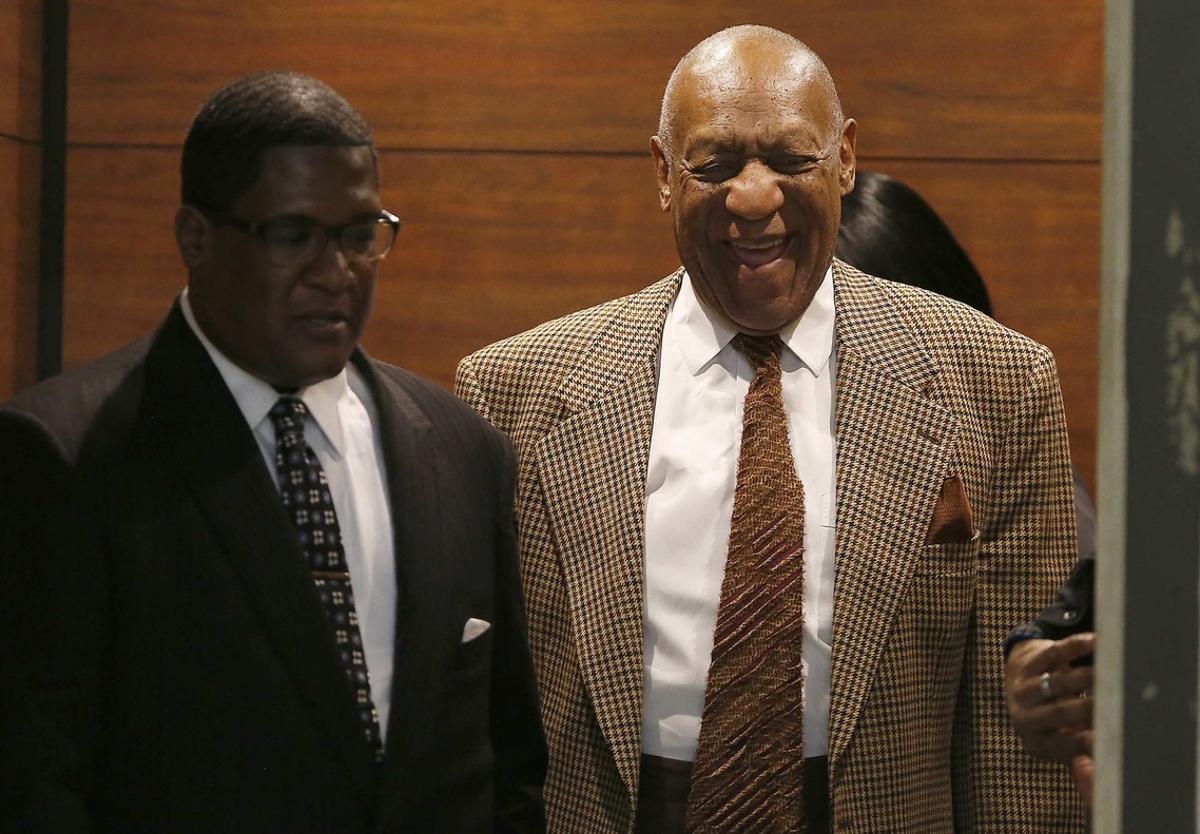 Bill Cosby (R), exits an elevator as he returns to court for a hearing where his lawyers are expected to renew their battle with prosecutors over whether more than a dozen female accusers can testify at his criminal sexual trial next year, in Norristown, Pennsylvania, December 13, 2016.  REUTERS/DavidMaialetti/Pool