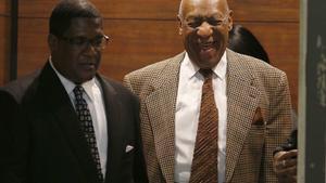 Bill Cosby sale de un ascensor, en la corte judicial de Norristown, Pennsylvania, donde está siendo juzgado.