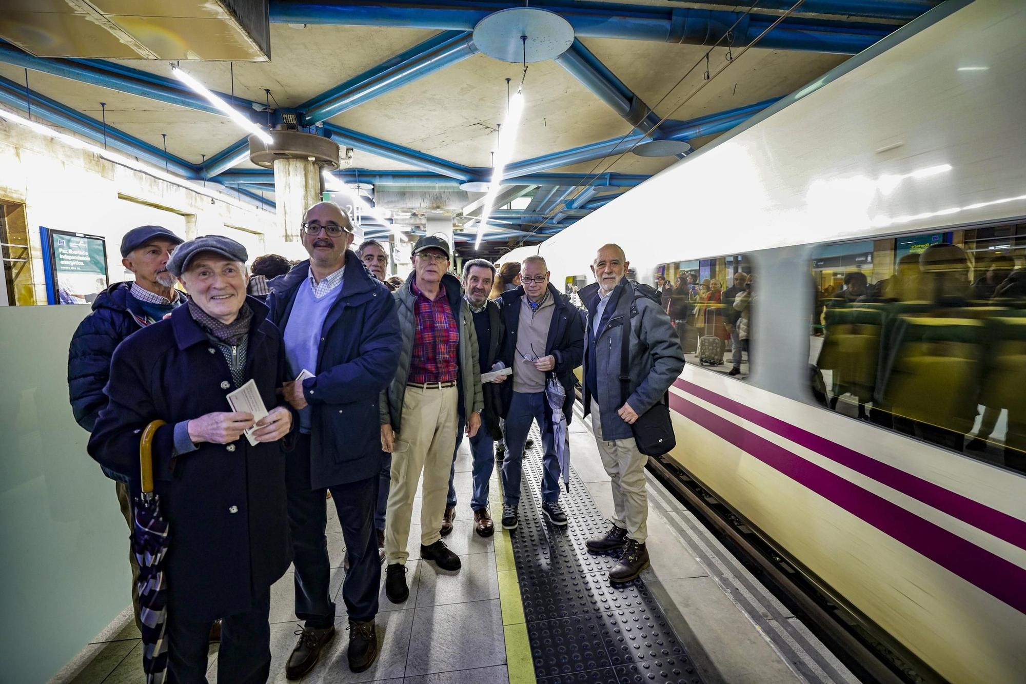 Los asturianos que estrenan el AVE a Madrid: así fue el primer viaje de pasajeros