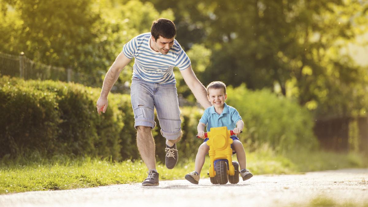 Padre e hijo jugando en el parque