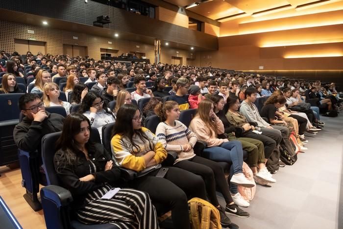 La escritora María Dueñas, con escolares de los IES Los Cristianos e Ichasagua