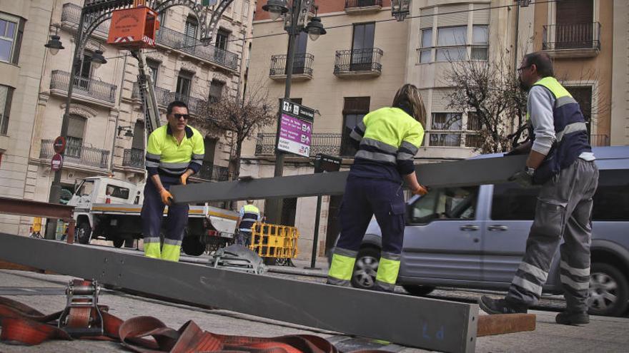 Los operarios municipales trabajando en el montaje del castillo en la plaza de España