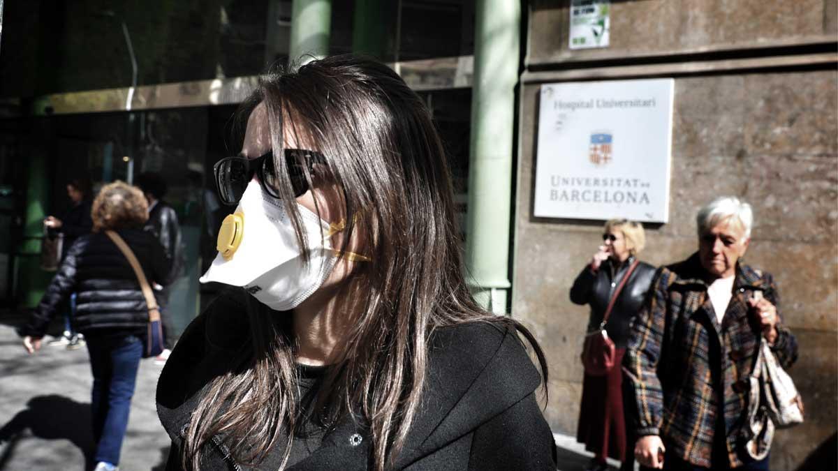 El coronavirus en España, en imágenes. En la foto, una mujer con mascarilla frente al Hospital Clínic, en Barcelona.