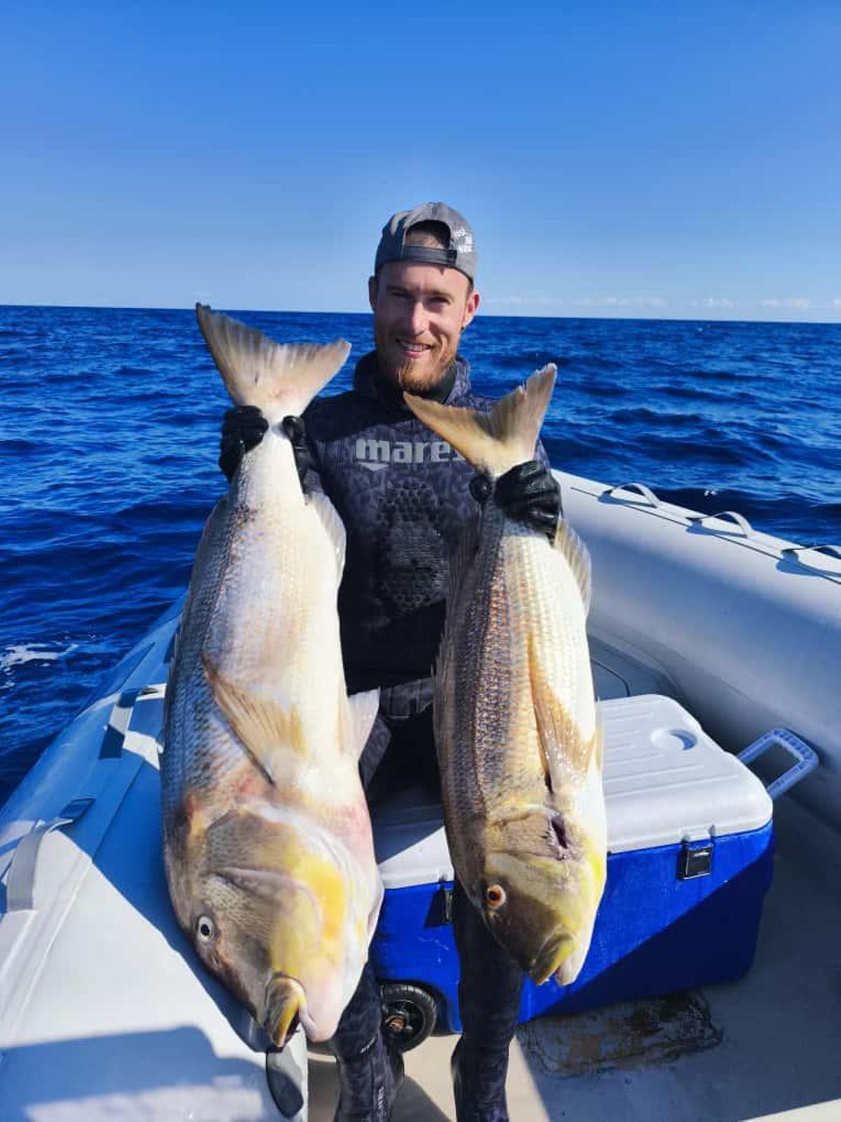 Juan Vicente Pérez Climent muestra orgulloso dos buenos ejemplares capturados en apnea.