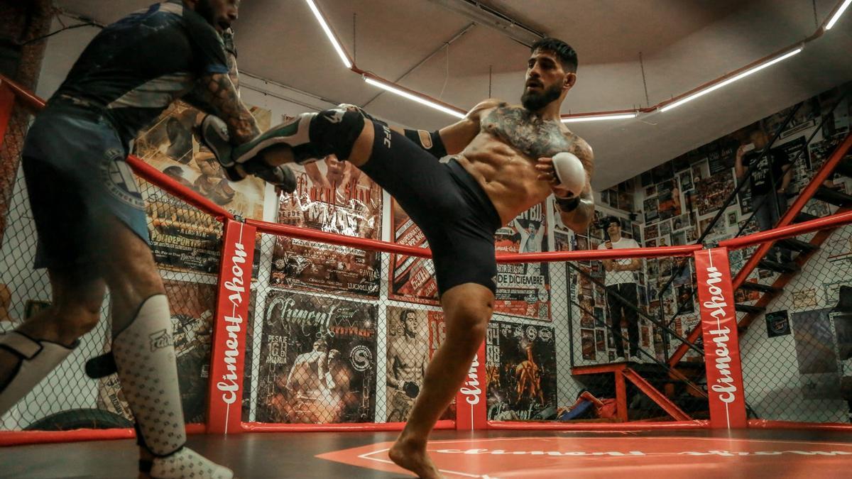 Ilia Topuria durante un entrenamiento en la jaula del Climent Club