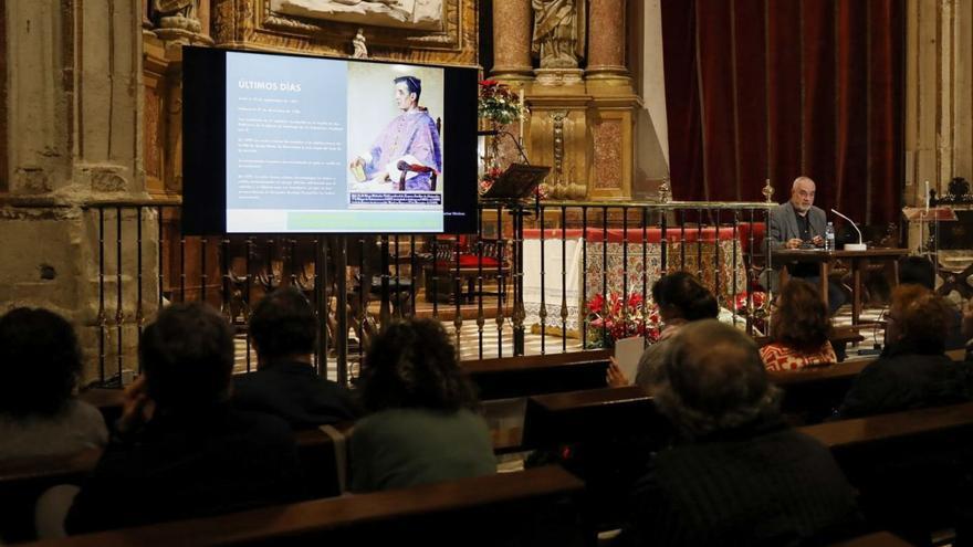 Público asistente y el historiador del Arte, José Ángel Rivera de las Heras, durante su charla. | Ana Burrieza