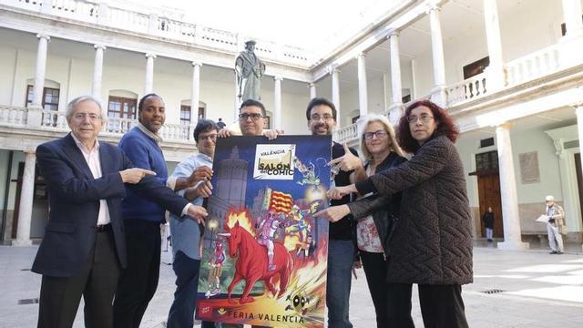 Salva Espín y los responsables del Salón del Cómic, con el cartel