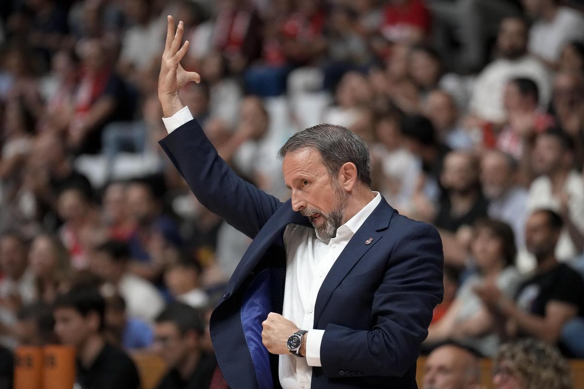 Joan Plaza da instrucciones en el duelo en Fontajau ante el Bàsquet Girona.
