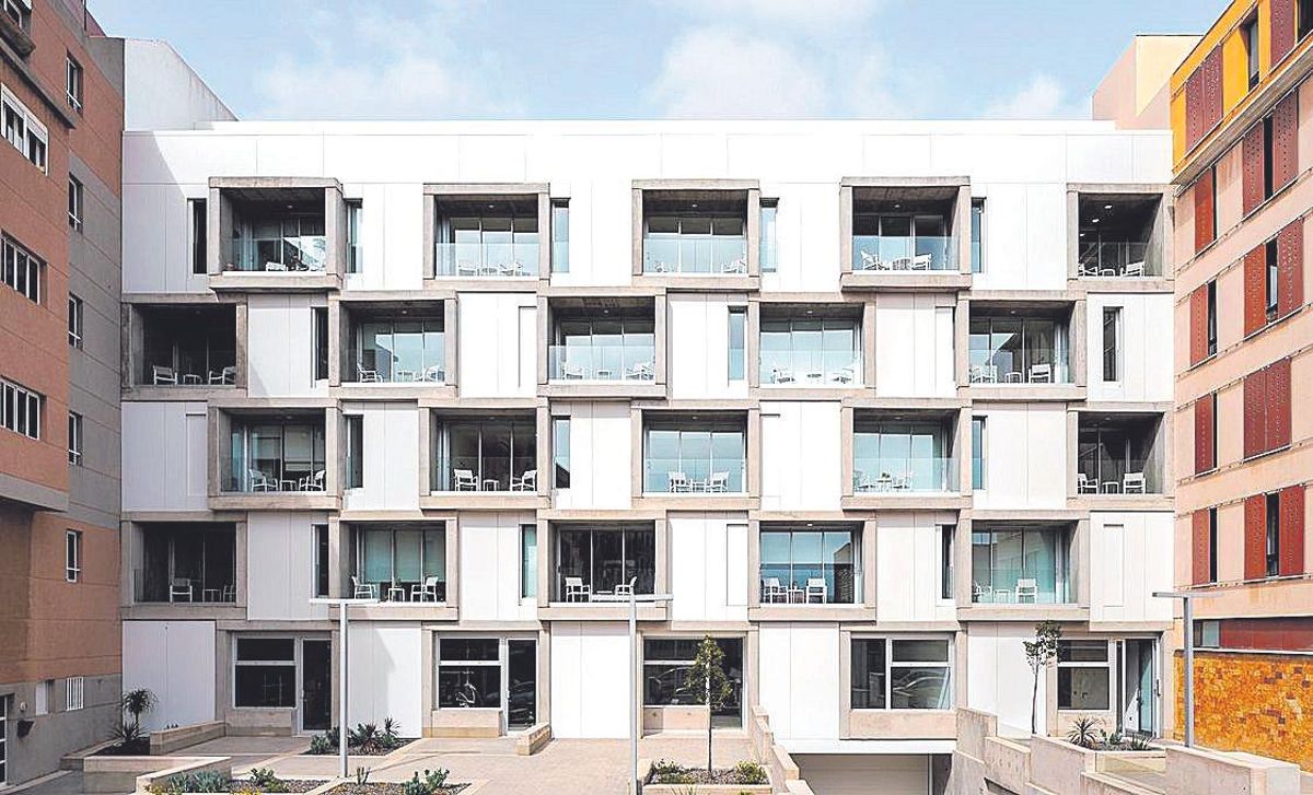 Boceto del edificio de 60 viviendas sociales, construido en 1998 a través de Visocan que firman los arquitectos Fernando Menis, Felipe Artengo y José Mª Rodríguez. Su carácter fundamental y sostenible reside en grandes estructuras tipo aleta para proteger la acústica de las viviendas y albergan alféizares y compartimentos para persianas.